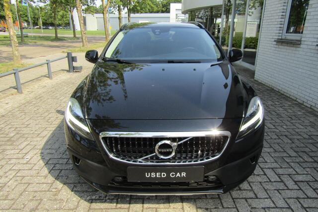 Volvo V40 CROSS COUNTRY T3 Automaat Polar+ Luxury | Panoramadak | Verwarmde voorstoelen | Extra getint glas | Keyless entry | Achteruitrijcamera | Climate Control | DAB+ | Harman Kardon Audio.