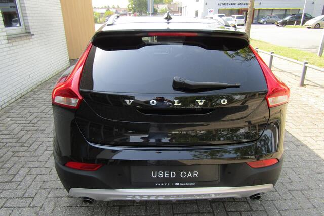 Volvo V40 CROSS COUNTRY T3 Automaat Polar+ Luxury | Panoramadak | Verwarmde voorstoelen | Extra getint glas | Keyless entry | Achteruitrijcamera | Climate Control | DAB+ | Harman Kardon Audio.