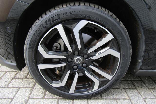 Volvo V40 CROSS COUNTRY T3 Automaat Polar+ Luxury | Panoramadak | Verwarmde voorstoelen | Extra getint glas | Keyless entry | Achteruitrijcamera | Climate Control | DAB+ | Harman Kardon Audio.
