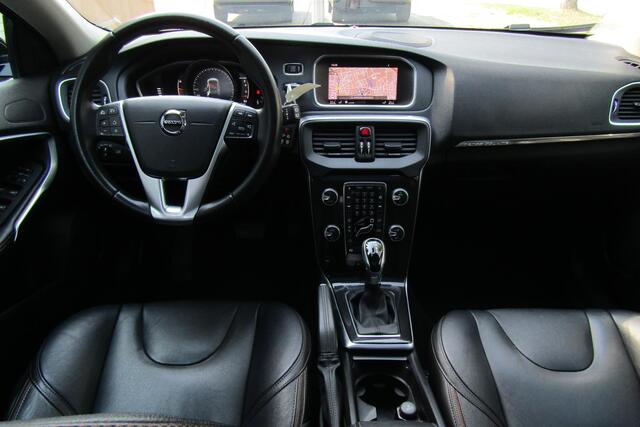 Volvo V40 CROSS COUNTRY T3 Automaat Polar+ Luxury | Panoramadak | Verwarmde voorstoelen | Extra getint glas | Keyless entry | Achteruitrijcamera | Climate Control | DAB+ | Harman Kardon Audio.