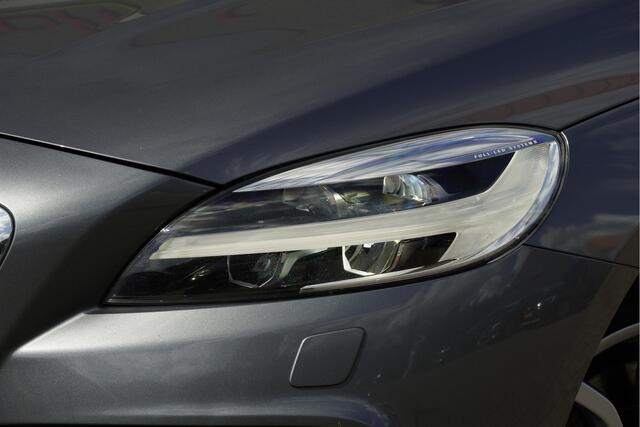 Volvo V40 CROSS COUNTRY 1.5 T3 153PK! Automaat Momentum BJ2018 Lmv 17" | Led V+A | Pdc | Navi | Keyless entry | Achteruitrijcamera | Climate control | Cruise control | Verwarmde voorstoelen | Verwarmde achterbank | Getint glas