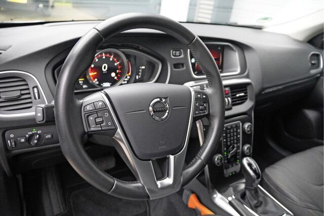 Volvo V40 CROSS COUNTRY 1.5 T3 153PK! Automaat Momentum BJ2018 Lmv 17" | Led V+A | Pdc | Navi | Keyless entry | Achteruitrijcamera | Climate control | Cruise control | Verwarmde voorstoelen | Verwarmde achterbank | Getint glas