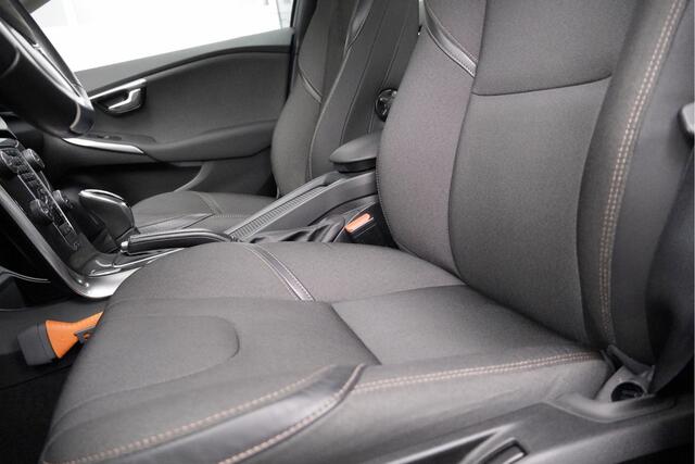 Volvo V40 CROSS COUNTRY 1.5 T3 153PK! Automaat Momentum BJ2018 Lmv 17" | Led V+A | Pdc | Navi | Keyless entry | Achteruitrijcamera | Climate control | Cruise control | Verwarmde voorstoelen | Verwarmde achterbank | Getint glas