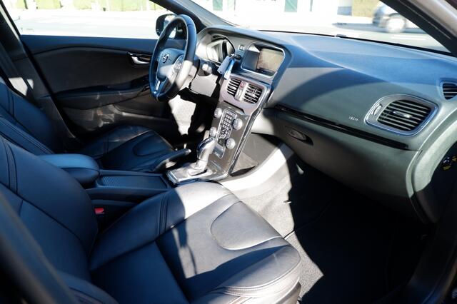 Volvo V40 CROSS COUNTRY 1.5 T3 Polar + / INCL. 12mnd BOVAG / Leder / Stoelverwarming