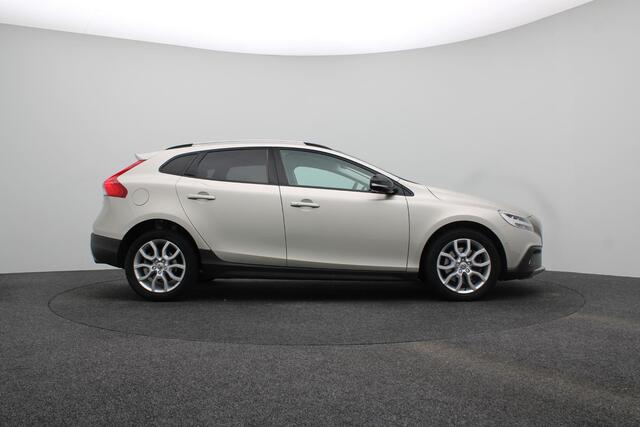 Volvo V40 CROSS COUNTRY 1.5 T3 Polar+ Luxury | Panoramadak | Lederen bekleding | Camera achter | Stoelverwarming |