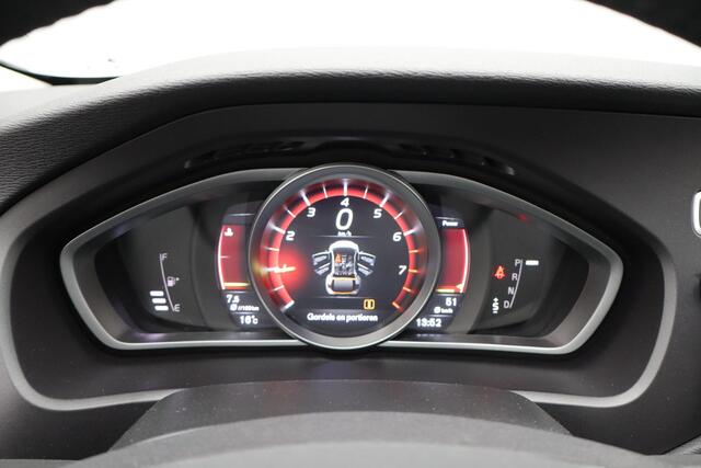 Volvo V40 CROSS COUNTRY 1.5 T3 Polar+ Luxury | Panoramadak | Lederen bekleding | Camera achter | Stoelverwarming |