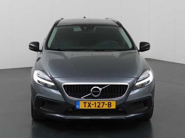 Volvo V40 CROSS COUNTRY 2.0 T3 Summum | Trekhaak | Panoramadak | Navigatie | Parkeercamera | Stoelverwarming | Climate Control | Cruise Control |