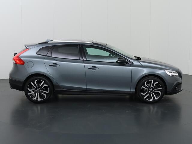 Volvo V40 CROSS COUNTRY 2.0 T3 Summum | Trekhaak | Panoramadak | Navigatie | Parkeercamera | Stoelverwarming | Climate Control | Cruise Control |