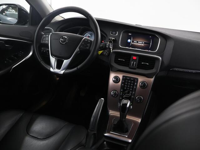 Volvo V40 CROSS COUNTRY 2.0 T3 Summum | Trekhaak | Panoramadak | Navigatie | Parkeercamera | Stoelverwarming | Climate Control | Cruise Control |