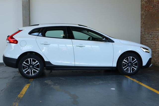 Volvo V40 CROSS COUNTRY T3 Automaat Edition+ | Afneembare trekhaak | Stoelverwarming | Navigatie | Volvo on Call | Climate control | Parkeersensoren achter | High performance audio | Dealeronderhouden