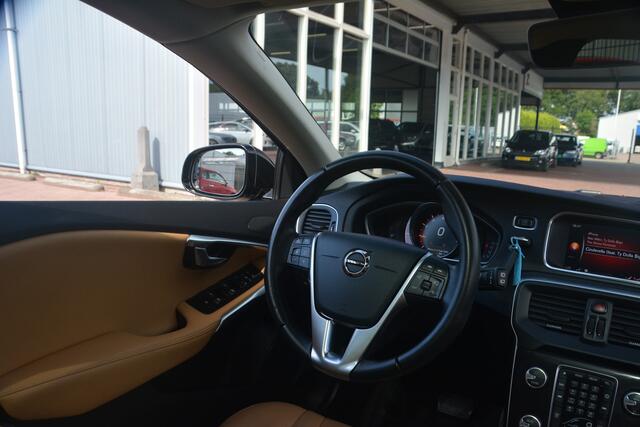 Volvo V40 CROSS COUNTRY 1.5 T3 Polar+ Luxury | Navigatie | LED | Stoelverwarming | Leer | Keyless | Panoramadak | NL auto!! |