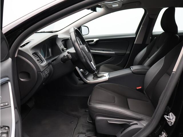 Volvo V60 1.5 T3 Momentum / Trekhaak / Parkeersensoren Achter / All-Seasonbanden / Airco / Navigatie /