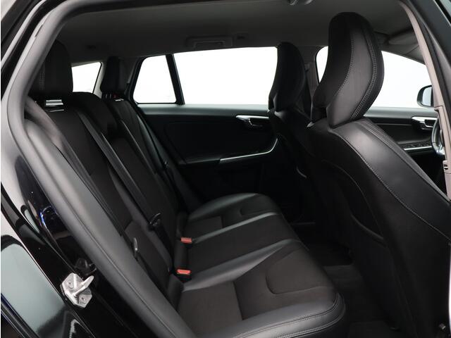 Volvo V60 1.5 T3 Momentum / Trekhaak / Parkeersensoren Achter / All-Seasonbanden / Airco / Navigatie /