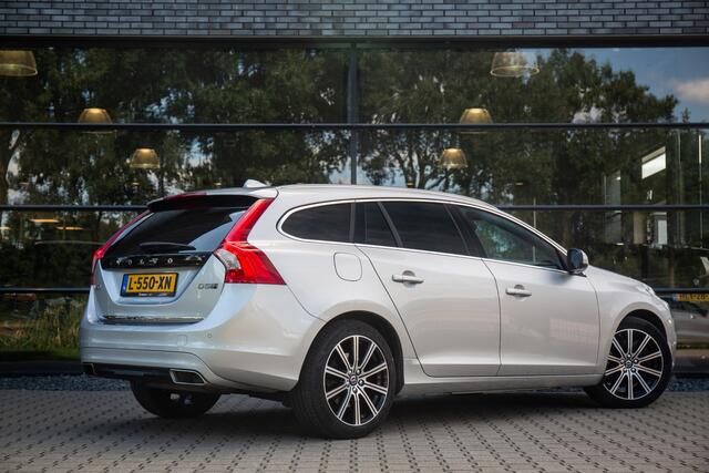 Volvo V60 2.4 D5 Twin Engine R-Design Navigatie, Cruise control, Stoelverwarming