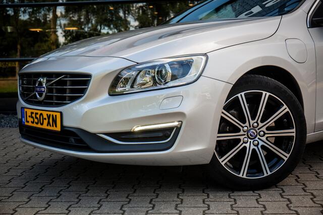Volvo V60 2.4 D5 Twin Engine R-Design Navigatie, Cruise control, Stoelverwarming
