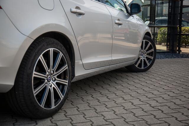 Volvo V60 2.4 D5 Twin Engine R-Design Navigatie, Cruise control, Stoelverwarming