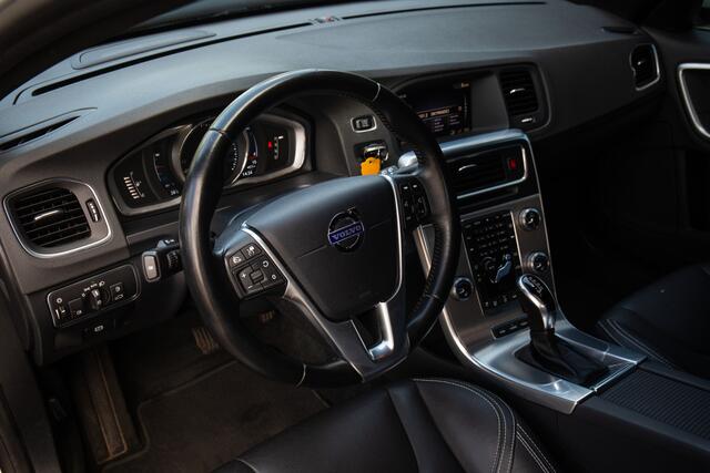 Volvo V60 2.4 D5 Twin Engine R-Design Navigatie, Cruise control, Stoelverwarming