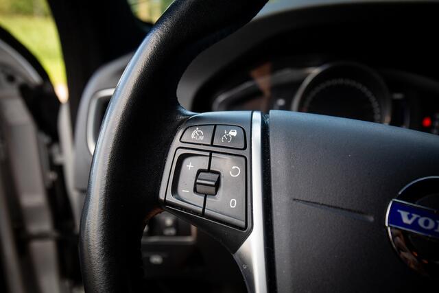 Volvo V60 2.4 D5 Twin Engine R-Design Navigatie, Cruise control, Stoelverwarming