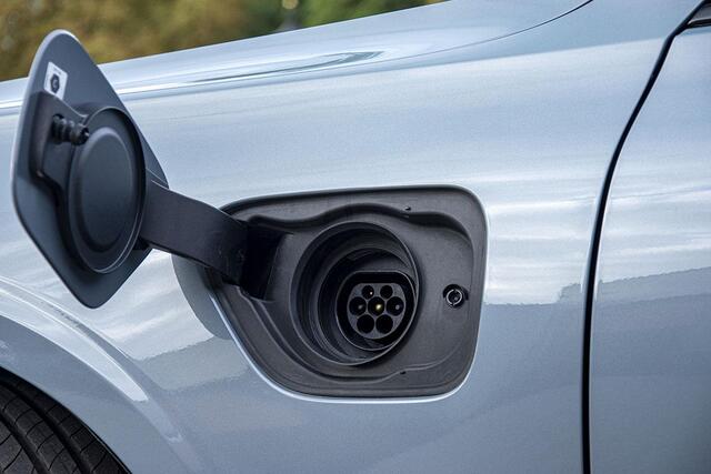 Volvo V60 2.0 T6 RECHARGE AWD R-DESIGN / H&K / 19"