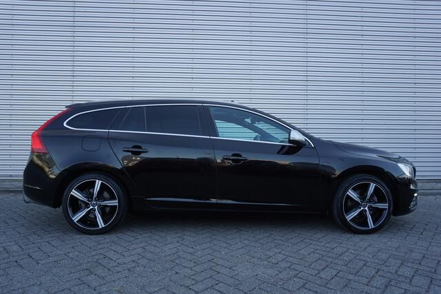 Volvo V60 2.0 D4 Business Sport - AUTOMAAT - Climate / Navi / Cruise / Lane ass. / Camera / Parkeers. / NAP