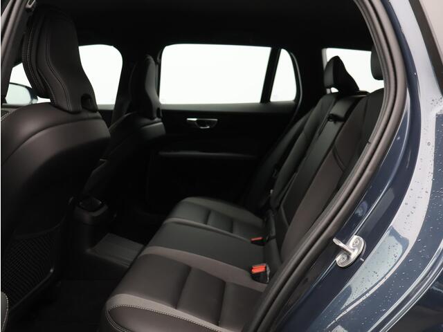 Volvo V60 T6 AWD Plug-in hybrid Plus Dark / Trekhaak / Rondomzicht camera / Elek. verstelbare stoelen / Stoel +stuurverwarming / Achterbankverwarming / Verwarmbare voorruit / Harman Kardon / BLIS