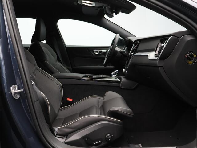 Volvo V60 T6 AWD Plug-in hybrid Plus Dark / Trekhaak / Rondomzicht camera / Elek. verstelbare stoelen / Stoel +stuurverwarming / Achterbankverwarming / Verwarmbare voorruit / Harman Kardon / BLIS