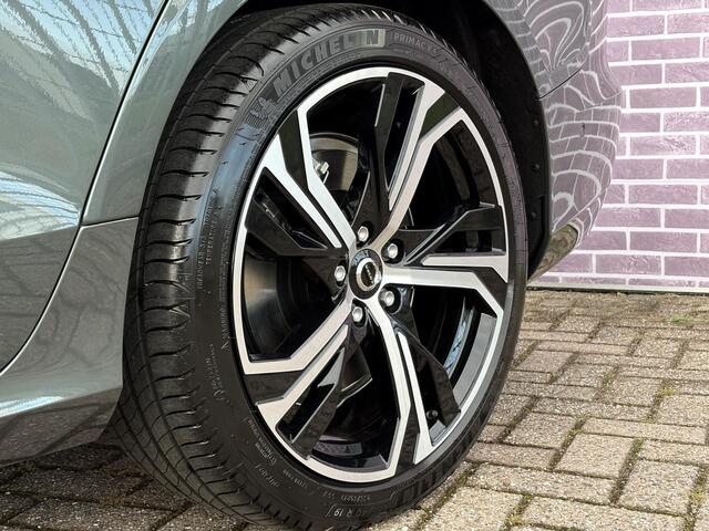 Volvo V60 2.0 T6 Plug-in hybrid AWD Ultra Dark | Bowers & Wilkins | Massage | Stoel ventilatie + Verwarming | Panorama Schuifdak | HUD | Adaptieve Cruise | BLIS | 360° Camera |