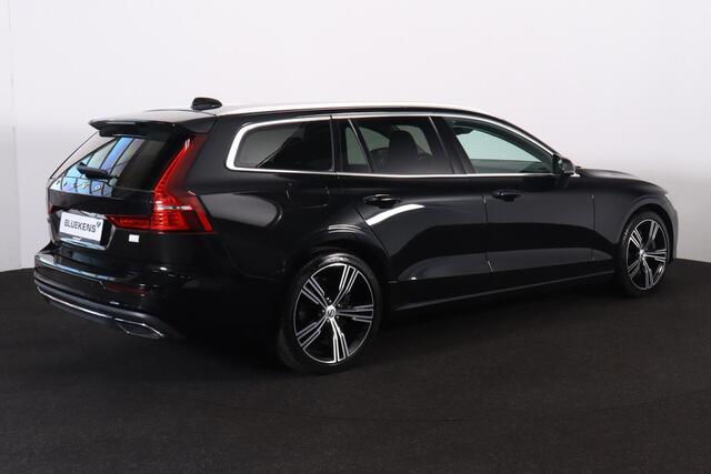 Volvo V60 T6 Recharge AWD Inscription - IntelliSafe Assist - Harman/Kardon audio - Adaptieve LED koplampen - Parkeercamera achter - Verwarmde voorstoelen & stuur - Parkeersensoren voor & achter - Elektr. bedienb. voorstoelen met geheugen - Extra getint glas - 19' L
