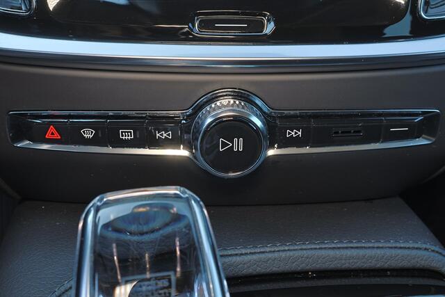 Volvo V60 T6 Recharge AWD Inscription - IntelliSafe Assist - Harman/Kardon audio - Adaptieve LED koplampen - Parkeercamera achter - Verwarmde voorstoelen & stuur - Parkeersensoren voor & achter - Elektr. bedienb. voorstoelen met geheugen - Extra getint glas - 19' L
