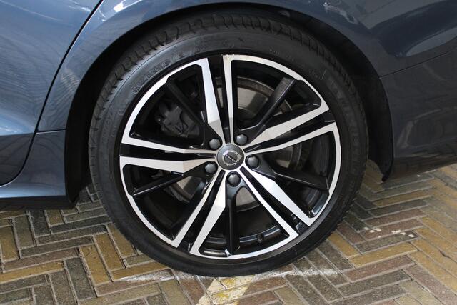 Volvo V60 2.0 T8 Polestar Engineered AWD R-Design | Incl. 12 maanden garantie | Schuif/kantel dak | Harman/Kardon | Trekhaak | Adaptieve cruise control | Stoelverwarming voor + achter | Stuurverwarming | Head-up display |
