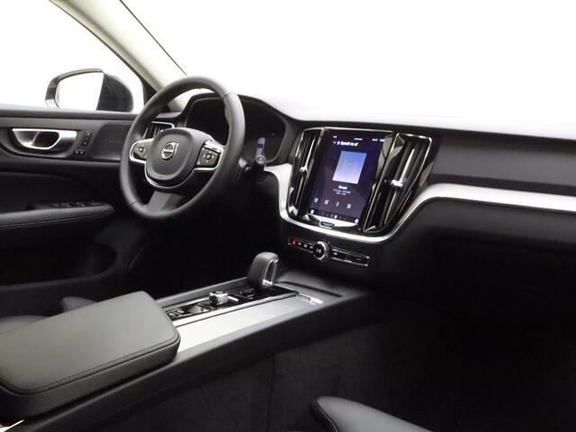 Volvo V60 B4 211pk Automaat Plus Dark / 360 Camera / Full-LED / El. Trekhaak / Harman&Kardon Audio / Getint glas / 4 - Zone Climate / Stoel + Stuurw. Verwarming /