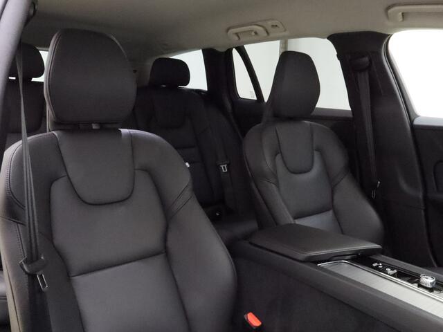 Volvo V60 B4 211pk Automaat Plus Dark / 360 Camera / Full-LED / El. Trekhaak / Harman&Kardon Audio / Getint glas / 4 - Zone Climate / Stoel + Stuurw. Verwarming /