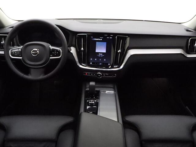 Volvo V60 B4 211pk Automaat Plus Dark / 360 Camera / Full-LED / El. Trekhaak / Harman&Kardon Audio / Getint glas / 4 - Zone Climate / Stoel + Stuurw. Verwarming /