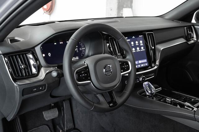 Volvo V60 T6 Plug-in hybrid AWD Plus Dark | Head-up Display | Harman Kardon Premium Audio | 360° Parkeercamera | Parkeersensoren voor + achter | Stoelverwarming | stuurwielverwarming | 19" Lichtmetalen velgen | Panoramadak | Google infotainment