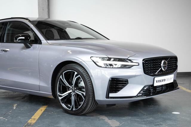Volvo V60 T6 Plug-in hybrid AWD Plus Dark | Head-up Display | Harman Kardon Premium Audio | 360° Parkeercamera | Parkeersensoren voor + achter | Stoelverwarming | stuurwielverwarming | 19" Lichtmetalen velgen | Panoramadak | Google infotainment