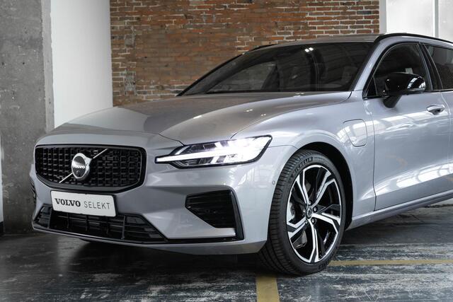 Volvo V60 T6 Plug-in hybrid AWD Plus Dark | Head-up Display | Harman Kardon Premium Audio | 360° Parkeercamera | Parkeersensoren voor + achter | Stoelverwarming | stuurwielverwarming | 19" Lichtmetalen velgen | Panoramadak | Google infotainment