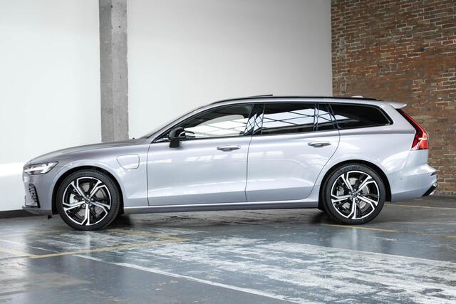 Volvo V60 T6 Plug-in hybrid AWD Plus Dark | Head-up Display | Harman Kardon Premium Audio | 360° Parkeercamera | Parkeersensoren voor + achter | Stoelverwarming | stuurwielverwarming | 19" Lichtmetalen velgen | Panoramadak | Google infotainment