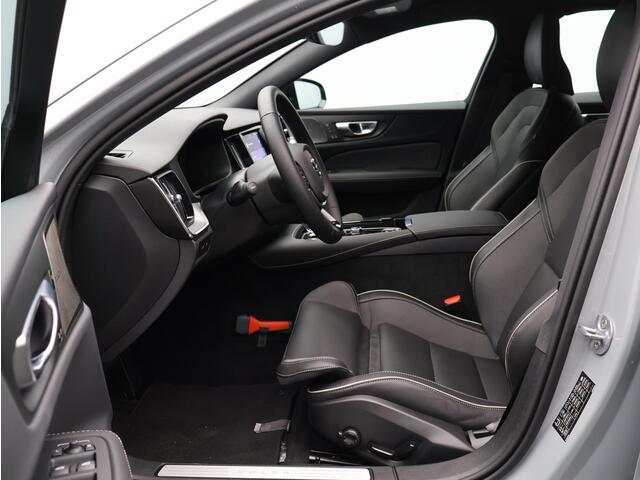 Volvo V60 2.0 T6 Plug-in hybrid AWD Plus Dark / Trekhaak / 360 Camera / Harman Kardon / Elektrische Stoelen / Adaptive Cruise / BLIS / Keyless /