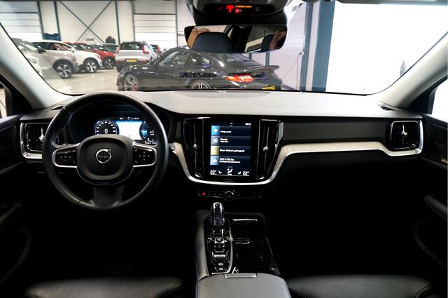 Volvo V60 2.0 T8 AWD 287kW/390pk Aut8 Twin Engine Inscription PANORAMADAK + HARMAN/KARDON + CRUISE + SPORTSTOELEN IN LEER + STOELVERWARMING + CAMERA + BLIS + LANE ASSIST + KEYLESS + STANDKACHEL + ON-CALL + CARPLAY + PARKSENSOREN + 18" LM-VELGEN!!