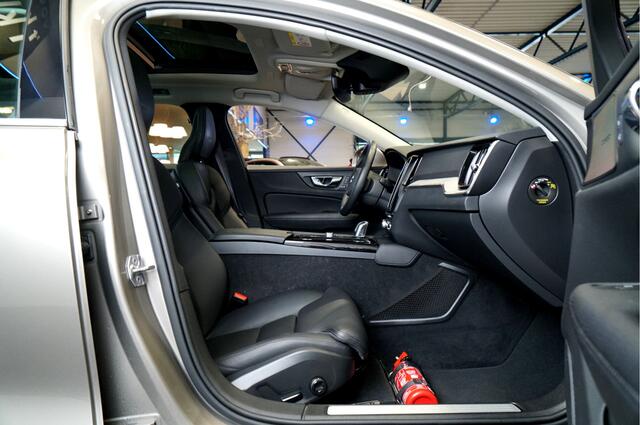 Volvo V60 2.0 T8 AWD 287kW/390pk Aut8 Twin Engine Inscription PANORAMADAK + HARMAN/KARDON + CRUISE + SPORTSTOELEN IN LEER + STOELVERWARMING + CAMERA + BLIS + LANE ASSIST + KEYLESS + STANDKACHEL + ON-CALL + CARPLAY + PARKSENSOREN + 18" LM-VELGEN!!
