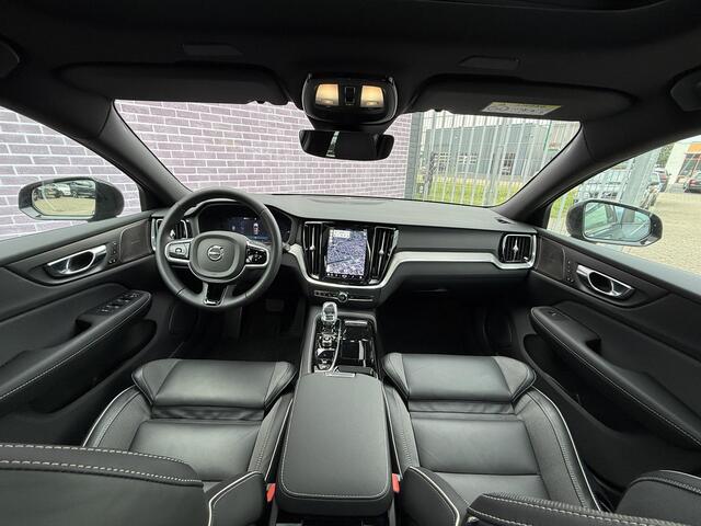 Volvo V60 2.0 T6 Plug-in hybrid AWD Plus Dark | Nieuw Binnen | Trekhaak | Adaptive Cruise Control | Panoramadak | 360 Camera | Harman/Kardon | Stuurverwarming | Stoelverwarming voor & achter | Power Seats | Sportstoelen |
