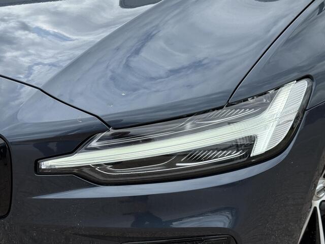 Volvo V60 2.0 T6 Plug-in hybrid AWD Plus Dark | Nieuw Binnen | Trekhaak | Adaptive Cruise Control | Panoramadak | 360 Camera | Harman/Kardon | Stuurverwarming | Stoelverwarming voor & achter | Power Seats | Sportstoelen |