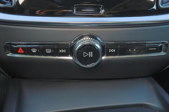Volvo V60 T5 Momentum - IntelliSafe Assist & Surround - Verwarmde voorstoelen, stuur & achterbank - Parkeersensoren achter - High Performance audio - Standkachel - Elektr. inklapbare trekhaak - 19' LMV