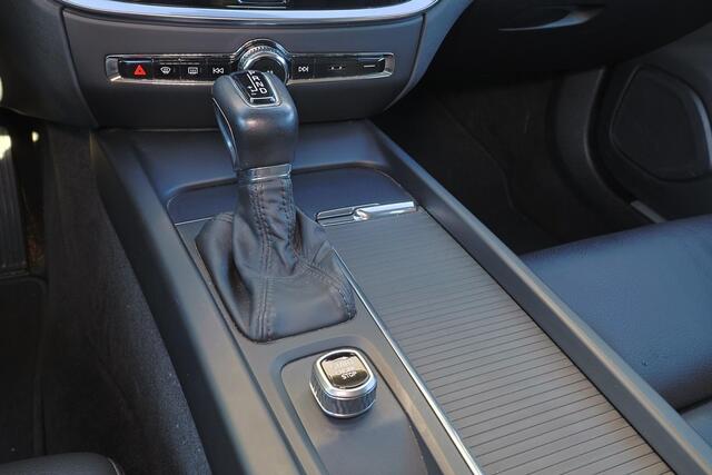 Volvo V60 T5 Momentum - IntelliSafe Assist & Surround - Verwarmde voorstoelen, stuur & achterbank - Parkeersensoren achter - High Performance audio - Standkachel - Elektr. inklapbare trekhaak - 19' LMV