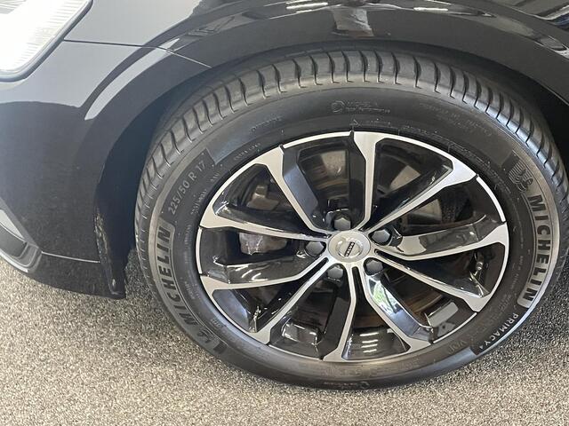 Volvo V60 2.0 B4 Momentum Climate control Cruise control adaptieve Parkeersensoren Achteruitrijd camera LED Verwarmde voorstoelen Lane assist Apple Carplay/ Android Auto