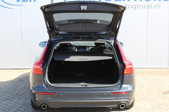 Volvo V60 2.0-250pk T5 Momentum AUTOMAAT ! Fijne comfortabele, luxe en degelijke wagen ! Autm. airco dual, elektr. panodak, elektr. achterklep, LM wielen, metallic lak, navigatie, telefoonvoorb., lederen interieur, parkeersensoren v+a, LED verlichting etc.