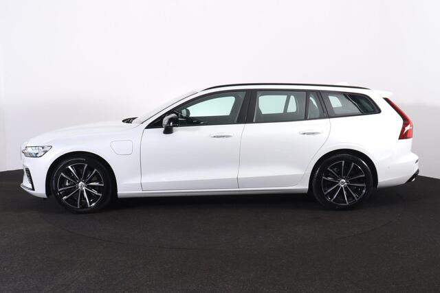 Volvo V60 T6 Recharge AWD Plus Dark - IntelliSafe Assist & Surround - 360º Camera - Harman/Kardon audio - Verwarmde voorstoelen, stuur & achterbank - Parkeersensoren voor & achter - Elektr. bedienb. voorstoelen met geheugen - Elektr. inklapbare trekhaak - 18' LMV
