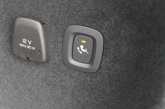 Volvo V60 T6 350PK Autm. Plug-in hybrid AWD Plus Dark Long Range / Google infotainment / Semi elekrisch wegklapbare trekhaak / Verwarmbare voorruit / Elektrisch bedienbare voorstoelen met geheugen / Verwarmbare voorstoelen