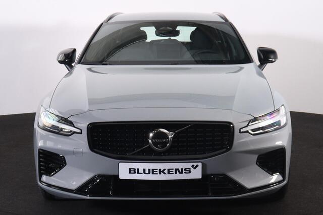 Volvo V60 T6 Recharge AWD Plus Dark - IntelliSafe Assist & Surround - 360º Camera - Harman/Kardon audio - Verwarmde voorstoelen, stuur & achterbank - Parkeersensoren voor & achter - Elektr. bedienb. voorstoelen met geheugen - Elektr. inklapbare trekhaak - 18' LMV