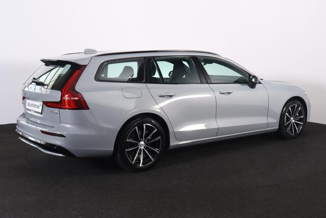 Volvo V60 T6 Recharge AWD Plus Dark - IntelliSafe Assist & Surround - 360º Camera - Harman/Kardon audio - Verwarmde voorstoelen, stuur & achterbank - Parkeersensoren voor & achter - Elektr. bedienb. voorstoelen met geheugen - Elektr. inklapbare trekhaak - 18' LMV